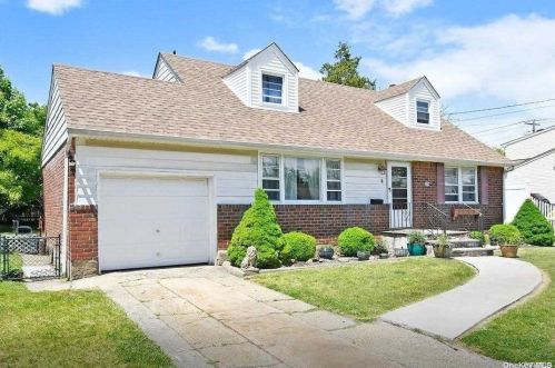 6 Perry Ave, Bethpage, NY 11714-4311