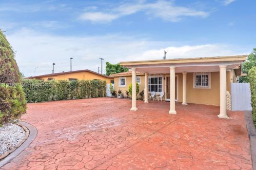 2637 9th Ct, Hialeah FL  33010-1223 exterior