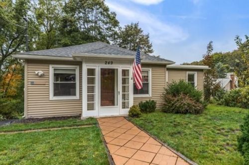 249 Maple St, Danvers MA  01923-1562 exterior