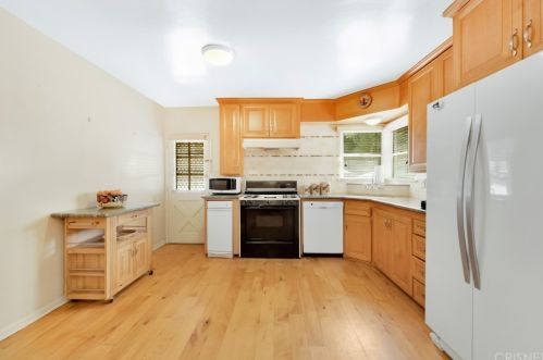 4646 Noble Ave, Van Nuys CA 91403-2013 exterior