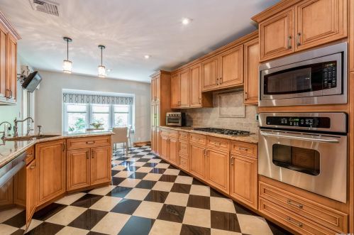 1045 Channel Dr, Hewlett NY  11557-2616 exterior