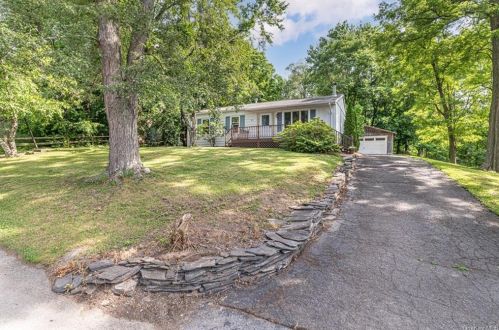 81 Wickham Dr, Warwick NY  10990-2126 exterior