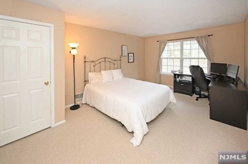 1422 York St, Mahwah NJ  07430-3268 exterior
