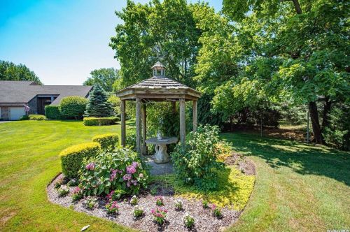 134 Baywoods Ln, Bayshore, NY 11706-8235