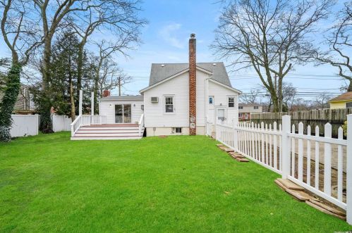 428 Oak Neck Rd, West Islip NY  11795-3614 exterior