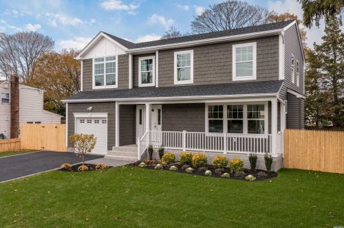 1456 14th St, Babylon, NY 11704-3228