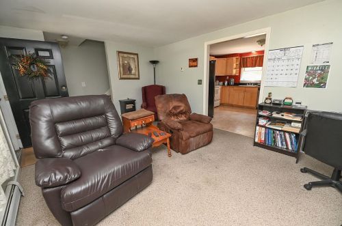 17 English Range Rd, Derry NH 03038-5323 exterior