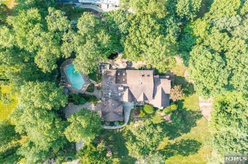 30 Oak Dr, Upper Saddle River NJ  07458-2132 exterior