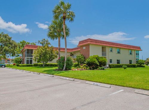 98 Spring Lake Dr, Vero Beach, FL 32962-3056