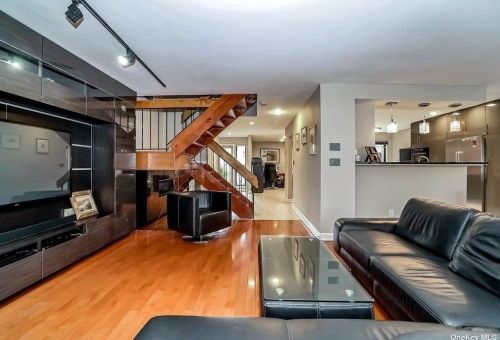 8 Wimbledon Ct, Muttontown NY  11753-2821 exterior