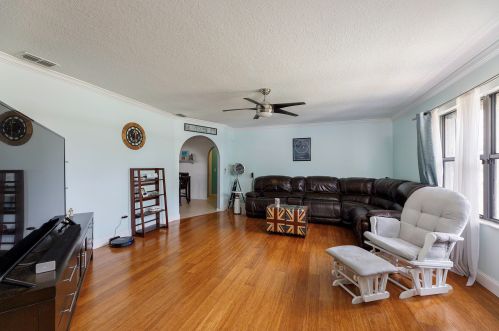 582 Carter Ave, Fort Pierce, FL 34983-2999