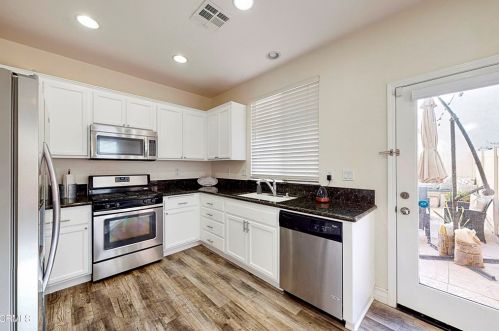 3120 Lisbon Ln, Oxnard CA 93036-7623 exterior