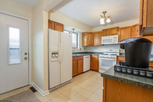 41 Indian Spring Ln, High Bridge, NJ 08829-2420