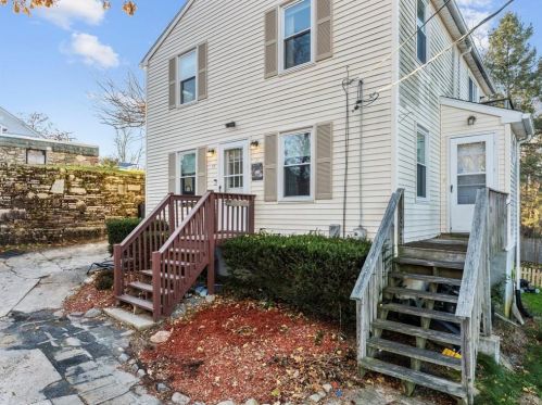 17 Vose St, Lincoln, RI 02838-1163