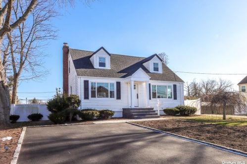 105 Ocean Ave, North Bellmore, NY 11710-3824