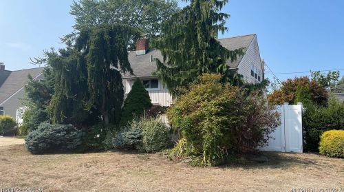 24 Wildwood Ln, North Wantagh, NY 11793-1215