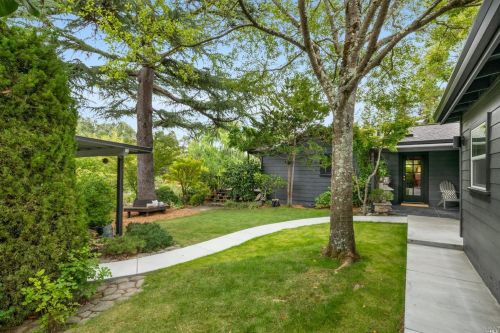 1095 Pine Tree Ln, Sebastopol CA  95472-2681 exterior