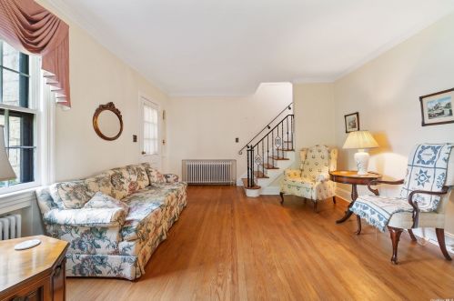 37 Mayfair Ave, Floral Park NY  11001-2546 exterior