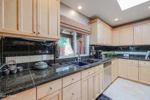 1029 Cactus Wren Dr, Phoenix AZ 85051-8187 exterior