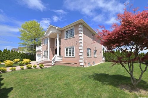 305 Hillside Ave, New Hyde Park, NY 11040-2725