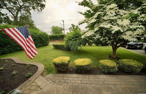 99 Old Neck Rd, Center Moriches, NY 11934-2813