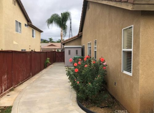 705 Greenwood St, Beaumont CA  92223-7119 exterior