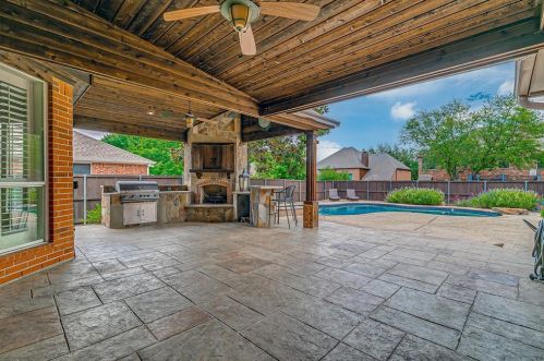 1800 Southwicke Dr, Lewisville TX  75022-8430 exterior