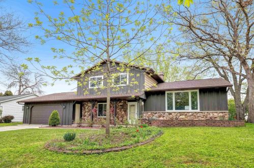 502 Van Caster Dr, Green Bay, WI 54311-5739