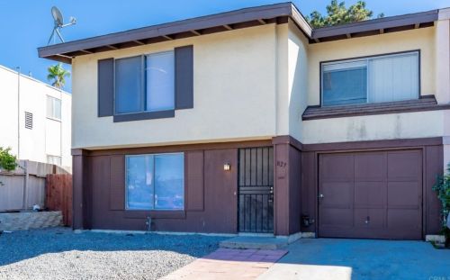 827 Raintree Pl, Vista, CA 92084-5113