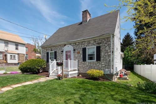 16 Omega Ave, Bridgeport, CT 06606-3044