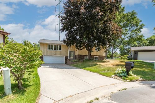 2330 Erin Ct, Saint Paul, MN 55112-5226