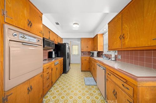 1032 Sycamore Ave, Rialto CA  92376-4422 exterior