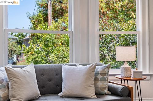 737 61st St, Oakland CA  94609-1207 exterior