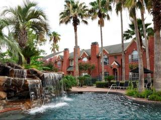 2380 Bering Dr, Houston TX  77057-4742 exterior