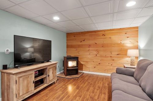 47 Old Woods Rd, Northwood NH  03261-3856 exterior