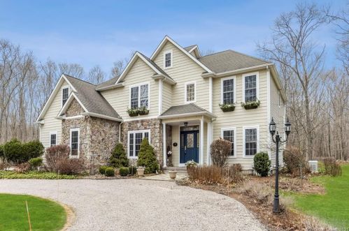 49 Shore Rd, Waterford, CT 06385-3712