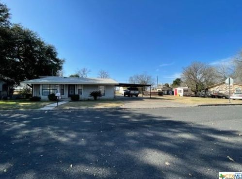 2014 Lincoln St, Seguin, TX 78155-1944