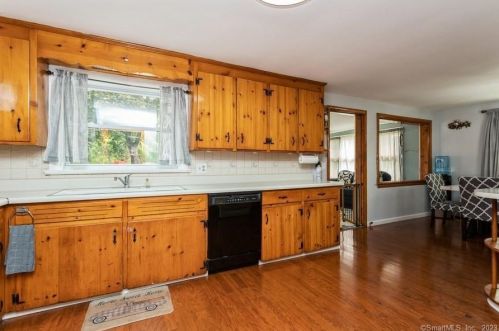 5 Pamela Dr, Wallingford CT  exterior