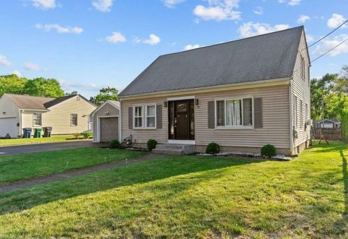 79 Welfare Ave, Warwick, RI 02888-2310