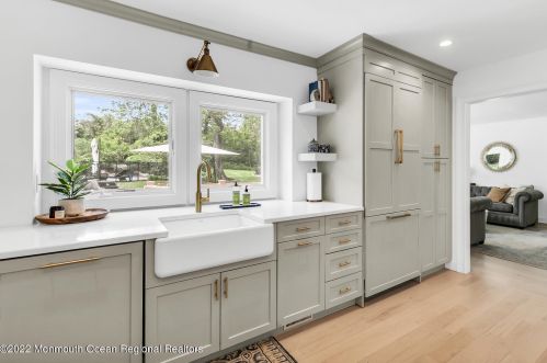 4 Constitution Dr, Leonardo NJ  07737-1808 exterior