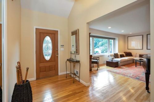 152 Surrey Dr, New Rochelle, NY 10804-1609