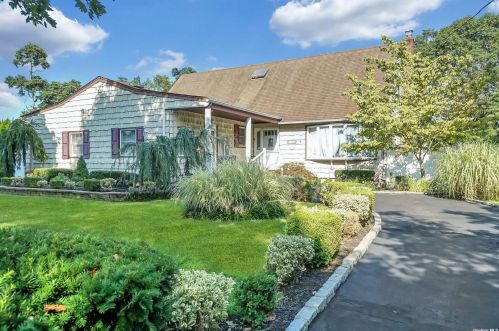 1369 Manor Ln, Bayshore, NY 11706-3738