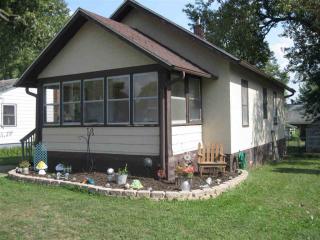 2541 Prospect Ave, Clinton, IA 52732-6925