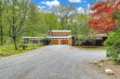 72 Windward Ln, Stamford, CT 06903-3710
