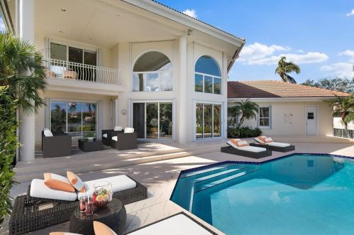 900 Bay Pointe Cir, Palm City, FL 34990-1758