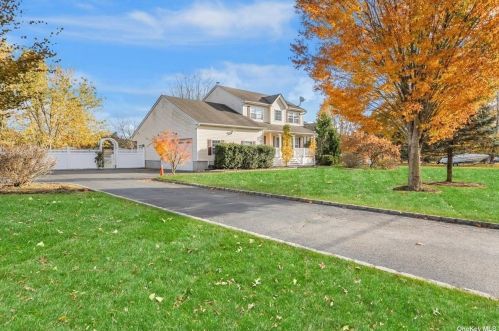 149 Bernstein Blvd, Center Moriches, NY 11934-1401