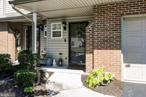 210 Osprey Ln, Hummelstown, PA 17036-8858