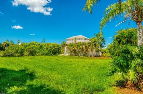 685 Sea Oats Dr, Sanibel, FL 33957-5417