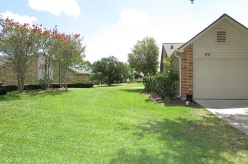 715 Country Grove Cir, Pearland, TX 77584-2051