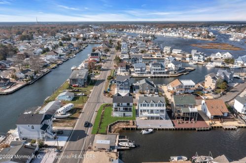 1217 Niihau Dr, Lacey NJ  08731-4702 exterior